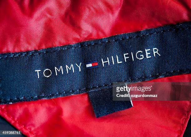 tommy hilfiger logotipo - tommy hilfiger designer label fotografías e imágenes de stock