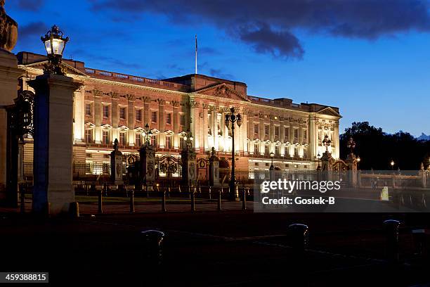 buckingham palace at night - buckingham palace evening stock pictures, royalty-free photos & images