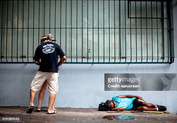 homeless hombre borracho pareja dormitorio mientras hace ejercicio sobre él - carnaval in rio de janeiro fotografías e imágenes de stock