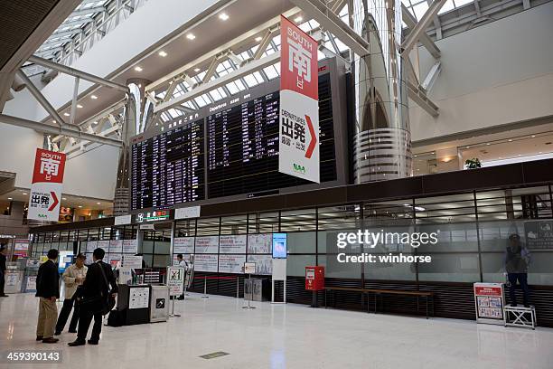 abflughalle in internationalen flughafen narita - narita stock-fotos und bilder