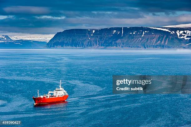 roten schiff auf isafjardardjup, island - westfjorde island stock-fotos und bilder