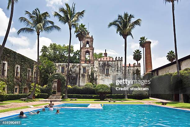 swimming pool - cuernavaca stockfoto's en -beelden