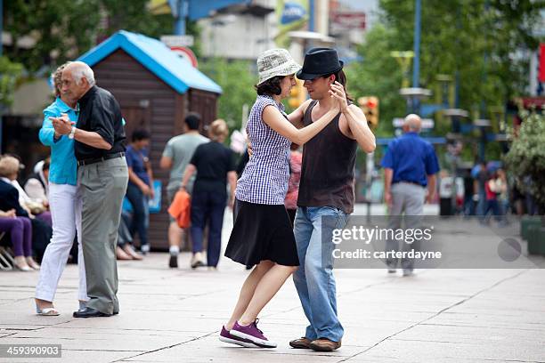 ballerini di tango in plaza fabini, montevideo, uruguay - tango dancers foto e immagini stock