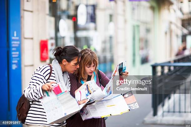 two tourists in paris - paris tourist stock pictures, royalty-free photos & images