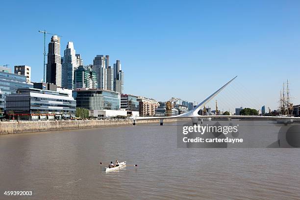 sommer in puerto madero, buenos aires, argentinien - fußgängerbrücke puente de la mujer stock-fotos und bilder