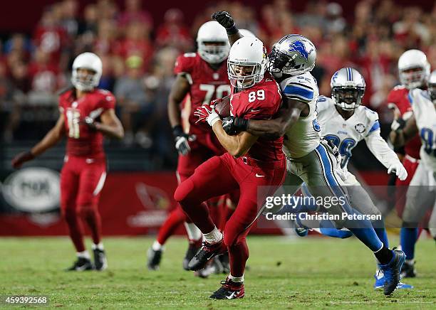 Tight end John Carlson of the Arizona Cardinals runs with the football after a reception against the Detroit Lions during the NFL game at the...