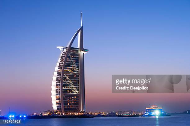 burj al arab hotel in dubai united arab emirates - burj al arab night stockfoto's en -beelden