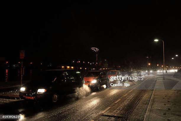 winter traffic jam - sneeuw nederland stockfoto's en -beelden