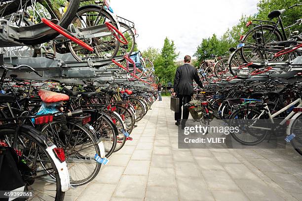 estacionamiento de bicicletas en utrecht - utrecht fotografías e imágenes de stock