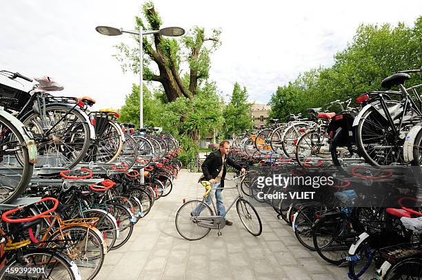 free bicycle parking in utrecht - utrecht stockfoto's en -beelden