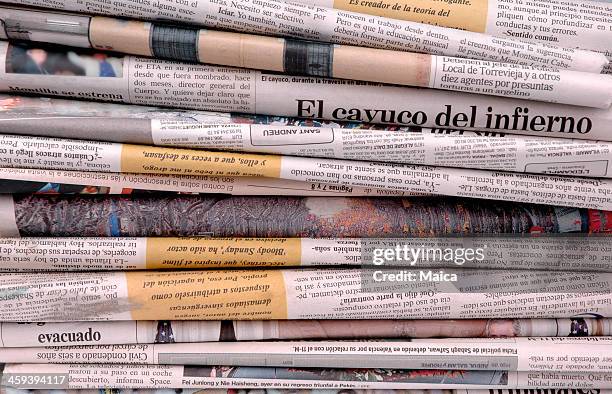 pila de periódicos españoles - periódico fotografías e imágenes de stock