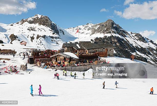 ski-piste und den berg restaurant above" les arcs frankreich" - les arcs stock-fotos und bilder