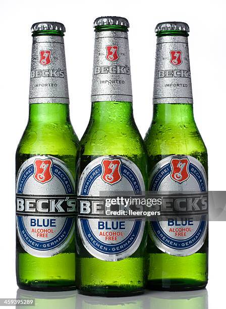 tres botellas de beck azules - cerveza lager fotografías e imágenes de stock