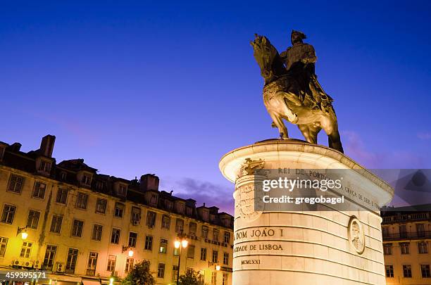 king john ich statue im figueira square in lissabon, portugal - praca de figueria stock-fotos und bilder