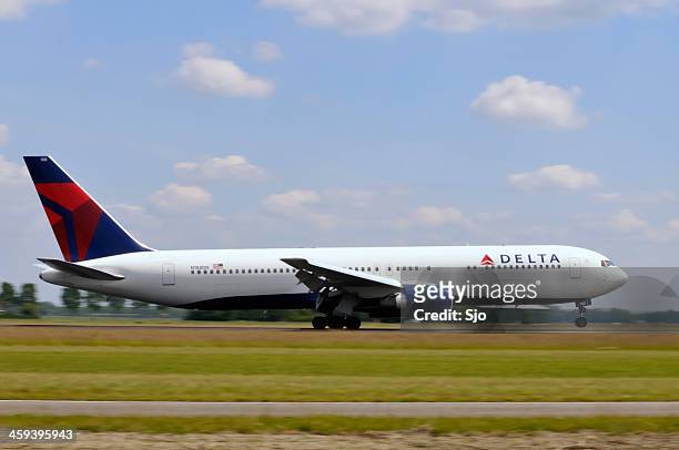 delta airlines landing - a320 turbine engine stock pictures, royalty-free photos & images
