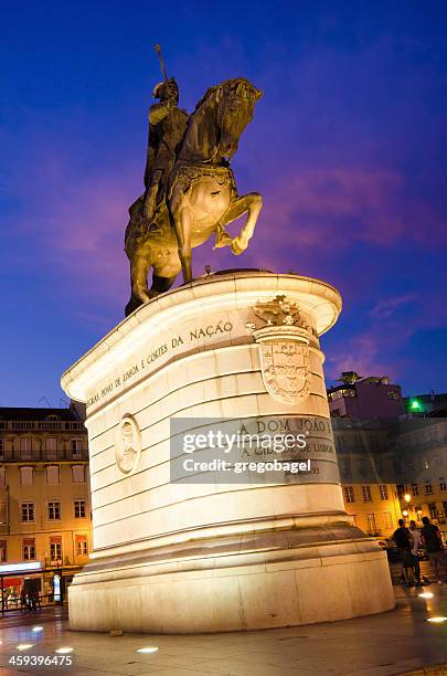 king john ich statue im figueira square in lissabon, portugal - praca de figueria stock-fotos und bilder
