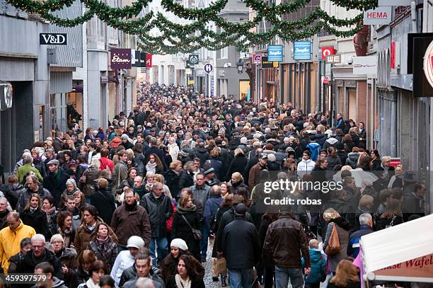 very crowded street in the center of maastricht. - maastricht 個照片及圖片檔