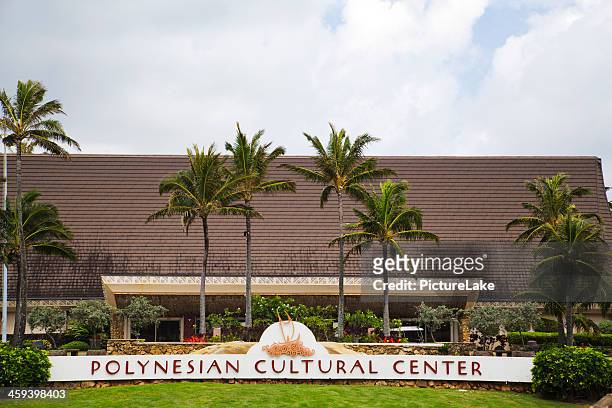 centro cultural polinesio señal, oahu, hawai - polinesia fotografías e imágenes de stock
