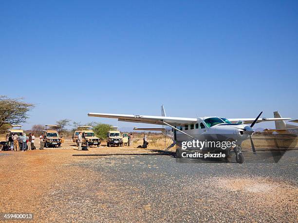 サンブールアフリカのサファリ、陸上車や飛行機 - samburu ストックフォトと画像