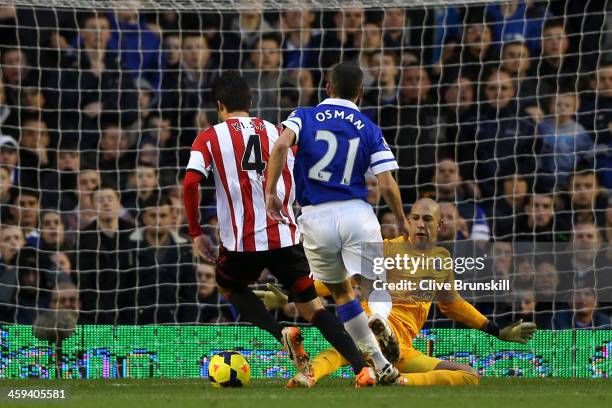 Ki Sung-Yong of Sunderland is brought down by goalkeeper Tim Howard of Everton to earn a penalty whilst Howard received the red card during the...