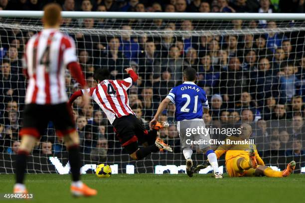 Ki Sung-Yong of Sunderland is brought down by goalkeeper Tim Howard of Everton to earn a penalty whilst Howard received the red card during the...