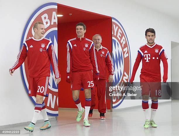 Sebastian Rode, Thomas Mueller, assistent coach Hermann Gerland and Juan Bernat of Bayern Muenchen arrive at the players' tunnel before the...