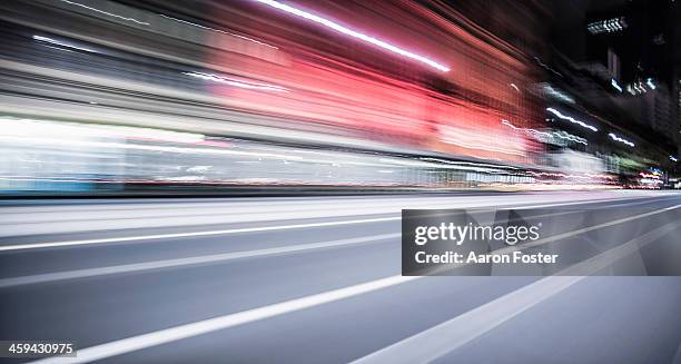 inner city street at night - movimiento velocidad vida en la ciudad rastros de luz fotografías e imágenes de stock