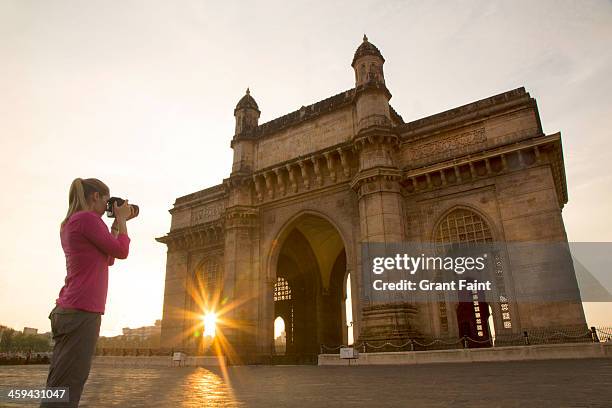 big monument. - gateway to india stock-fotos und bilder