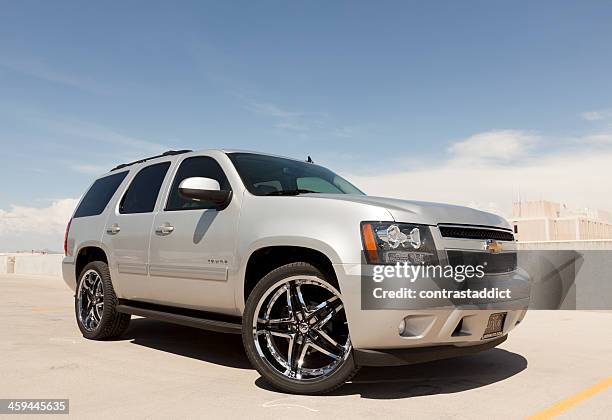 silver chevy tahoe - louis chevrolet stockfoto's en -beelden