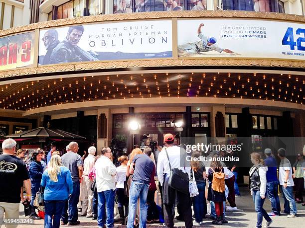 the grove: crowd of people at pacific movie theater, la - michael bolton sings songs of cinema at the grove stockfoto's en -beelden