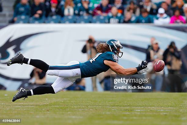 Riley Cooper of the Philadelphia Eagles attempts to make a catch in the second quarter against the Tennessee Titans at Lincoln Financial Field on...