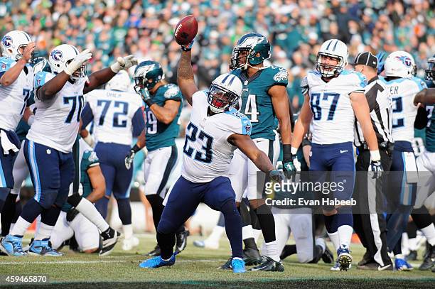 Shonn Greene of the Tennessee Titans celebrates a touchdown against the Philadelphia Eagles in the second quarter at Lincoln Financial Field on...