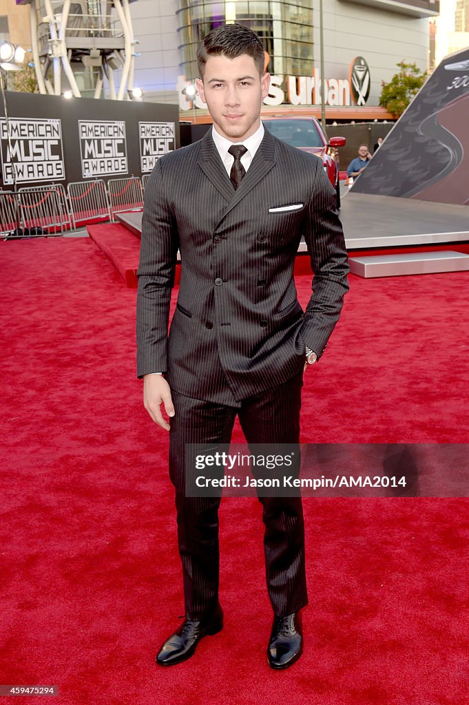 2014 American Music Awards - Red Carpet