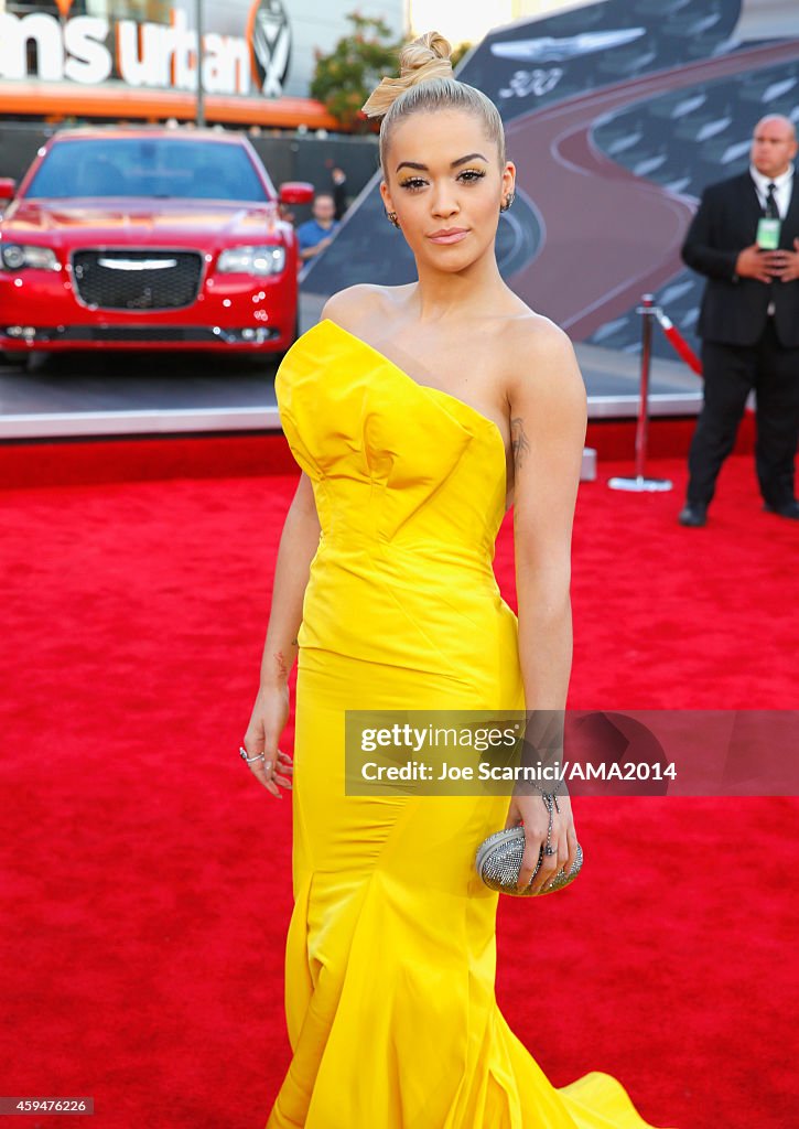 2014 American Music Awards Red Carpet Arrivals Featuring The All-New Chrysler 300S