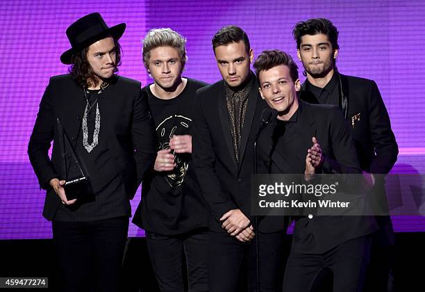 Recording artists Harry Styles, Niall Horan, Liam Payne, Louis Tomlinson and Zayn Malik of One Direction accept the Favorite Pop/Rock Band/Duo/Group...