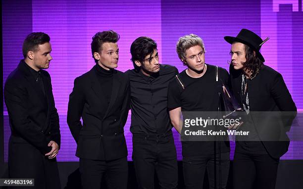 Recording artists Liam Payne, Louis Tomlinson, Zayn Malik, Niall Horan, and Harry Styles of One Direction accept the Favorite Pop/Rock Album award...