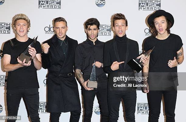 Singers Niall Horan, Liam Payne, Zayn Malik, Louis Tomlinson and Harry Styles of the group One Direction pose in the press room at the 2014 American...