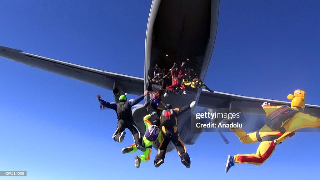 Skydivers set a new Turkey record in Izmir