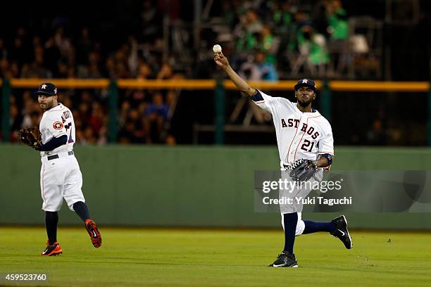 Dexter Fowler if the Houston Astros commits a throwing error in the fourth inning against Samurai Japan during the game at Okinawa Cellular Stadium...