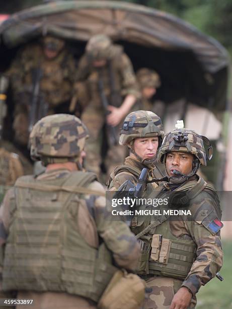 Soldiers of the first RCP Infantery parachutes regiment arrives to secure the Gobongo district in Bangui as part of the French Sangaris operation in...