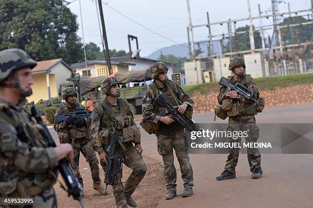 Soldiers of the first RCP Infantery parachutes regiment take position of the Gobongo district in Bangui as part of the French Sangaris operation in...