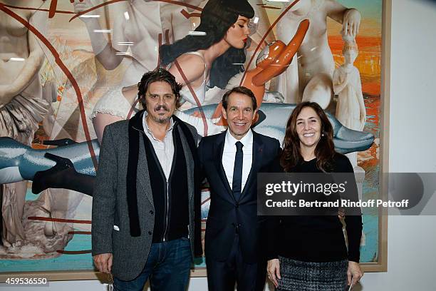 Artist Jeff Koons standing between daughter of President of Cuba Raul Castro, Niece of Fidel Castro and activist for gay rights in Cuba, Mariela...