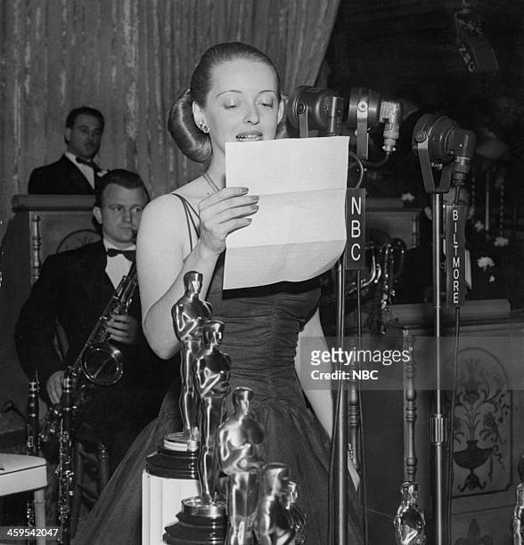 Pictured: Bette Davis thanks President Roosevelt for his talk at the Motion Picture Academy banquet during the 13th Annual Academy Awards held at the...