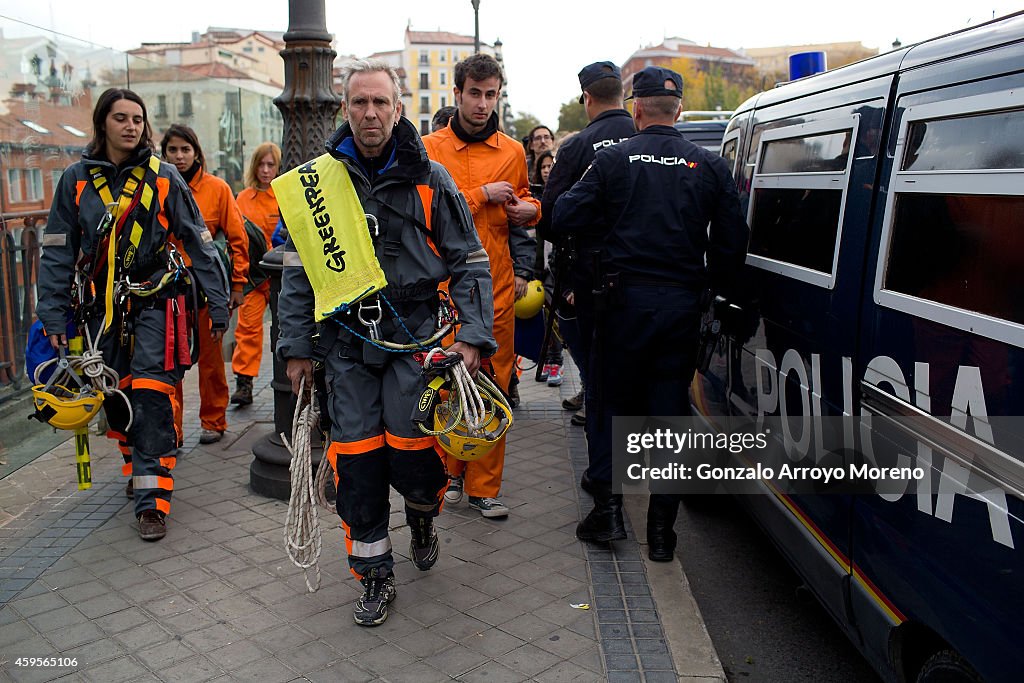 Greenpeace Protesters Hang From Madrid Bridge To Fight For The protection of the environment