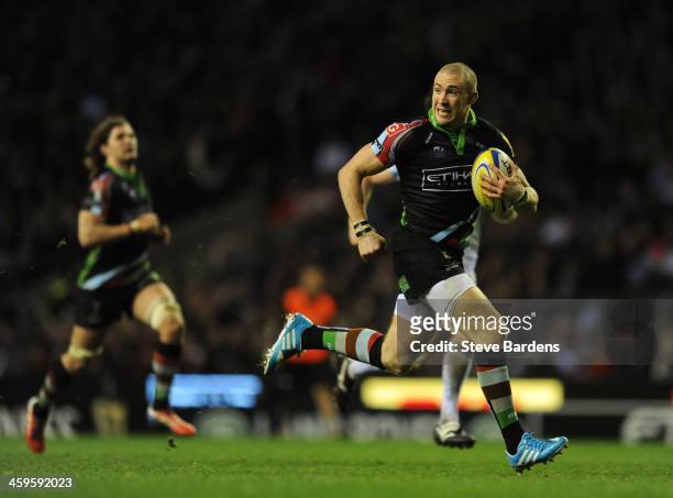 Mike Brown of Harlequins breaks away to score a try during the Aviva Premiership match between Harlequins and Exeter Chiefs at Twickenham Stadium on...