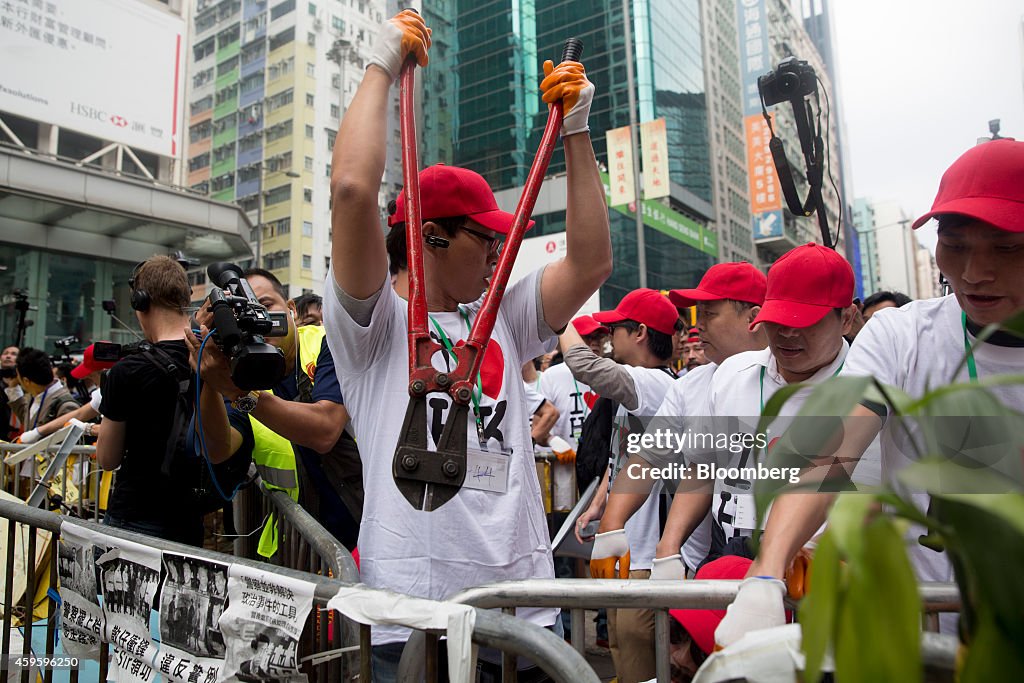 Hong Kong Police Clash With Protesters in Mong Kok Clearance