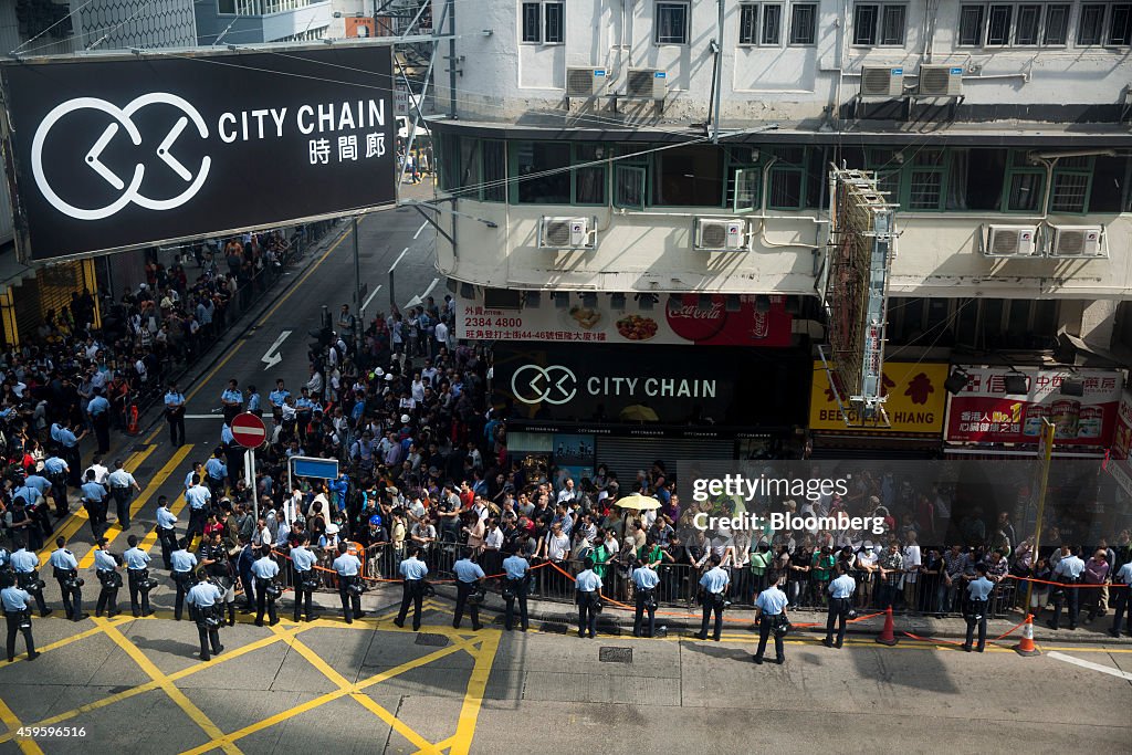 Hong Kong Police Clash With Protesters in Mong Kok Clearance