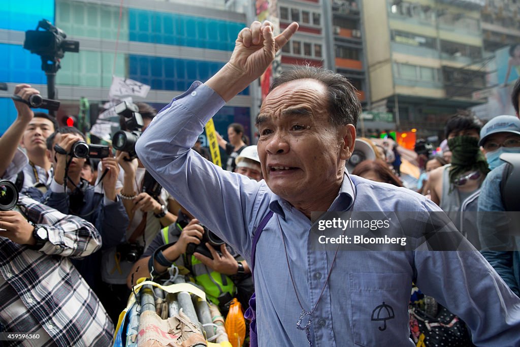 Hong Kong Police Clash With Protesters in Mong Kok Clearance