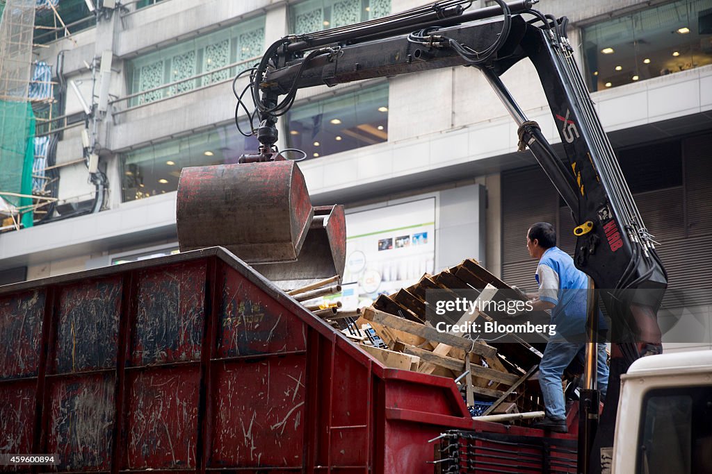 Hong Kong Starts Clearing Mong Kok Democracy Protest Site