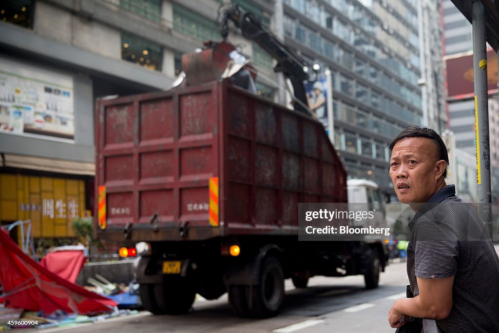 Hong Kong Starts Clearing Mong Kok Democracy Protest Site